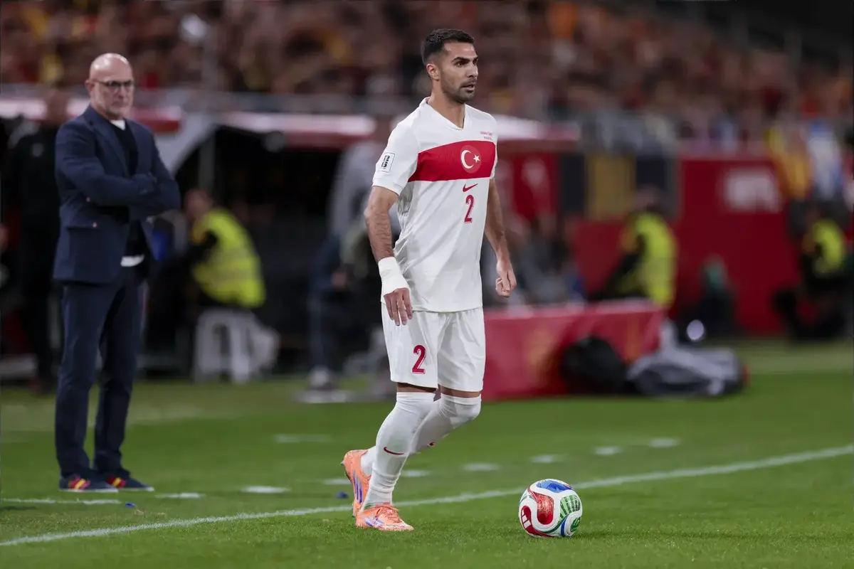 Man Utd Membuat ‘Pertanyaan’ Tentang ‘Tawar-menawar’ Pemain Internasional Turki yang Bisa Mengatasi Masalah Wingback Mereka