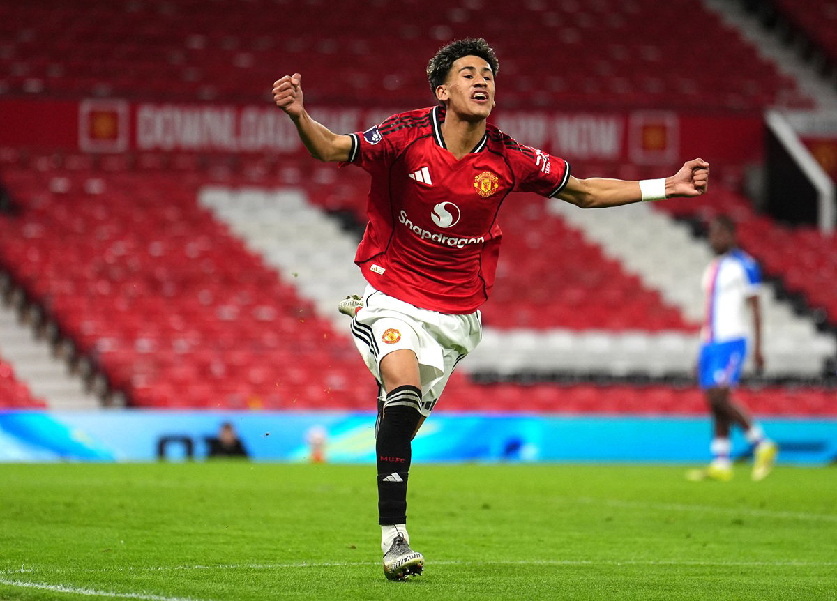 Player Flies In To Hold “Talks” As Man Utd Transfer Takes Fresh Twist